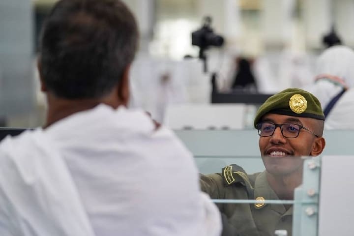 The first group of Moroccan pilgrims arrives in Medina, led by pilgrims from the southern provinces.