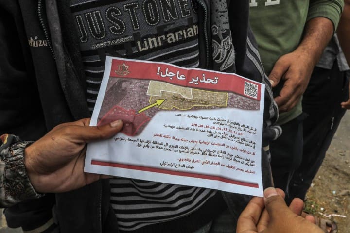 إسرائيل ترغم سكان غزة على إخلاء القطاع بمنشورات جوية