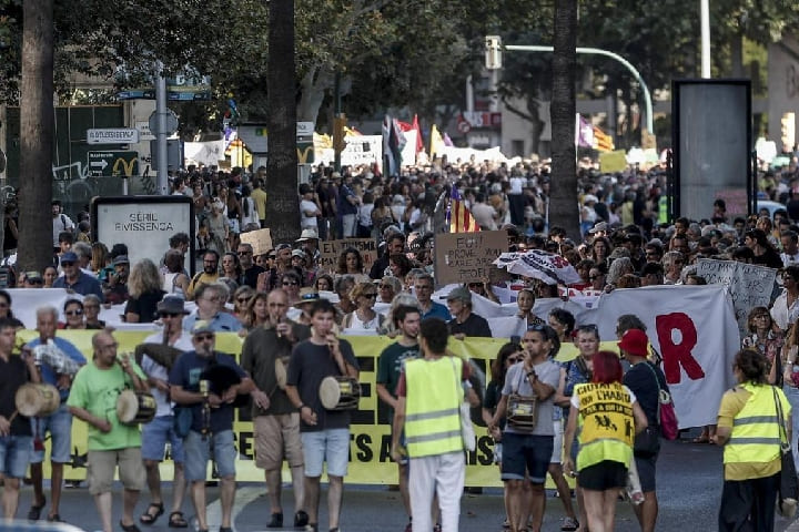 مظاهرات في جزيرة مايوركا الإسبانية احتجاجا على السياحة المفرطة مظاهرات في جزيرة مايوركا الإسبانية احتجاجا على السياحة المفرطة