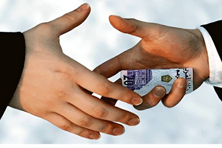 بعد تحذير والي بنك المغرب من آثار الرشوة أمام جلالة الملك.. بعد تحذير والي بنك المغرب من آثار الرشوة أمام جلالة الملك..