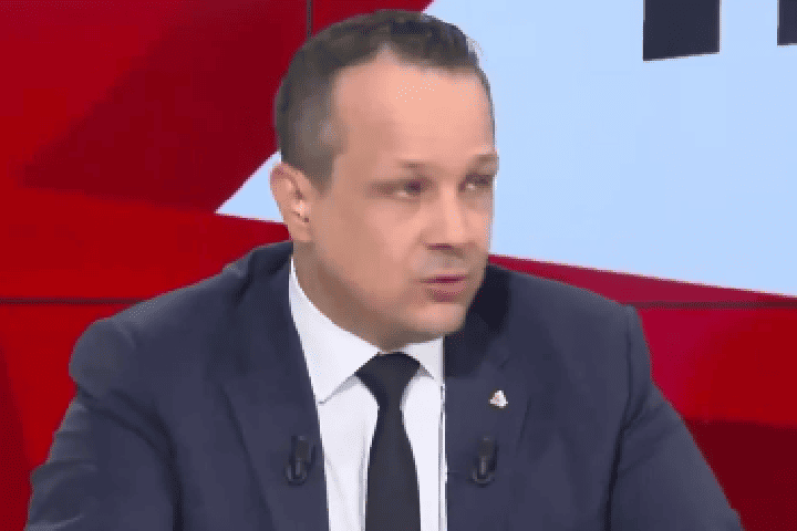 قناة فرنسية تطرد "صحافيا" جزائريا بعد تحامله القذر على المغاربة