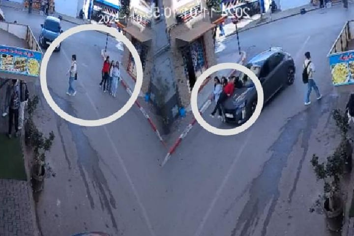 سيارة تدهس ثلاث فتيات بطريقة غريبة بالحسيمة - انظر الفيديو سيارة تدهس ثلاث فتيات بطريقة غريبة بالحسيمة - انظر الفيديو