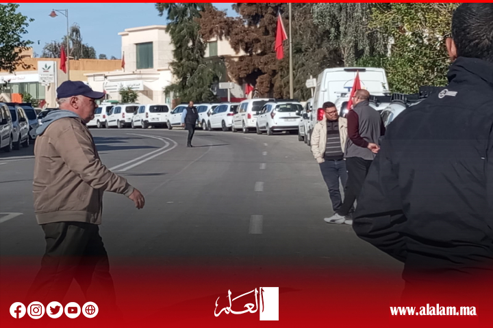 أرباب سيارة الأجرة الكبيرة ببولمان يحتجون.. أرباب سيارة الأجرة الكبيرة ببولمان يحتجون..