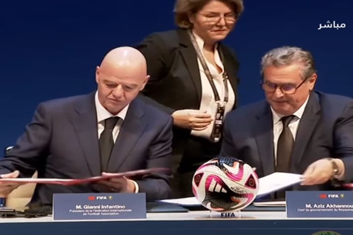 أخنوش وإنفانتينو يوقعان اتفاقية تأسيس المكتب الإقليمي للفيفا بالمغرب أخنوش وإنفانتينو يوقعان اتفاقية تأسيس المكتب الإقليمي للفيفا بالمغرب