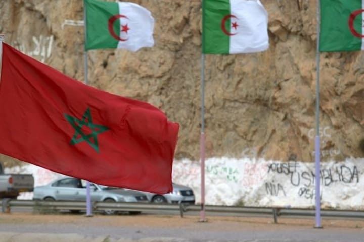 الجزائر تسلم 36 مغربيا كانوا سجناء لديها عبر معبر "زوج بغال" الجزائر تسلم 36 مغربيا كانوا سجناء لديها عبر معبر "زوج بغال"