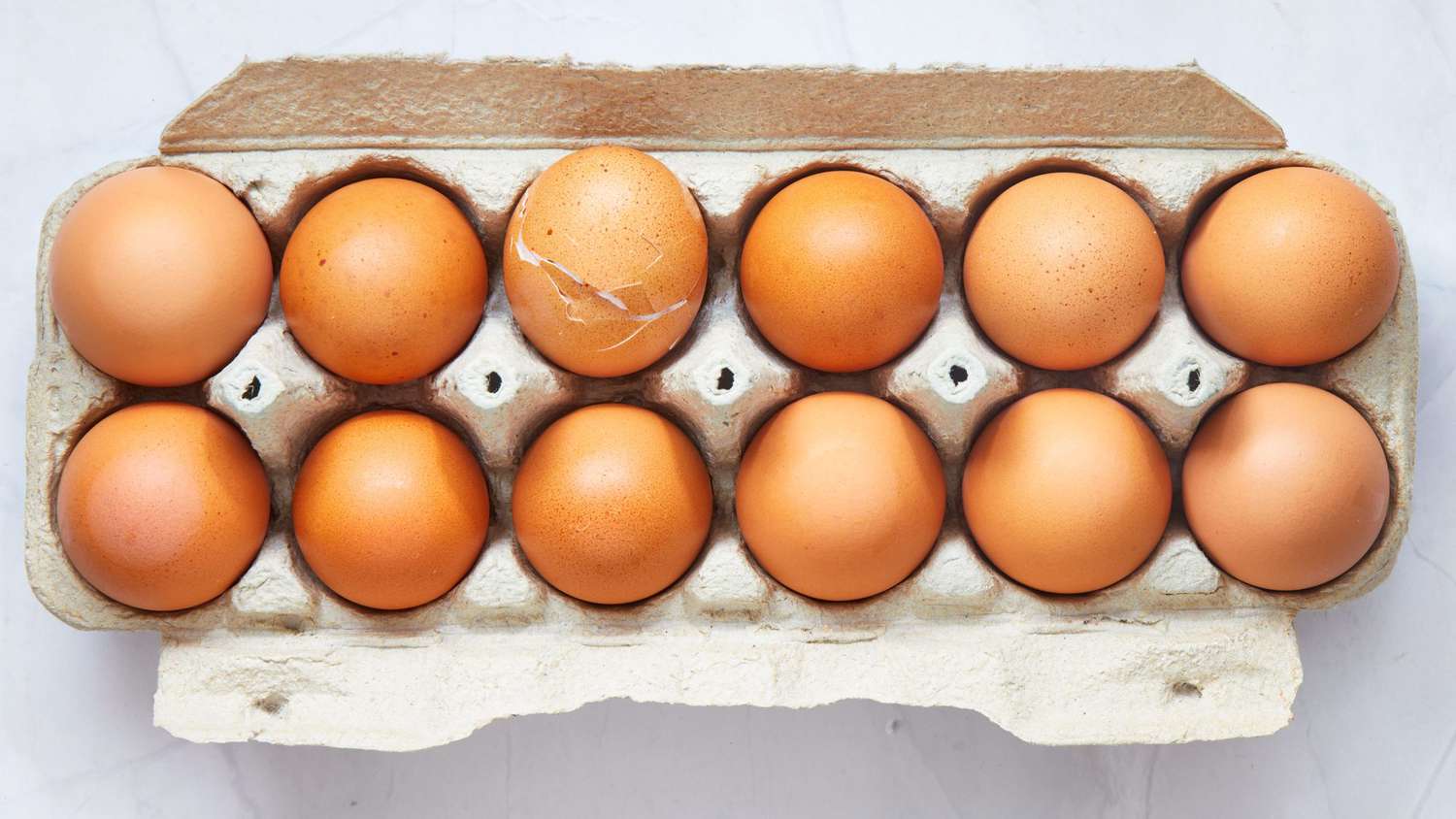 خبراء في الصحة وحماية المستهلك يحذرون من مخاطر تناول البيض المشقق والمكسور خبراء في الصحة وحماية المستهلك يحذرون من مخاطر تناول البيض المشقق والمكسور