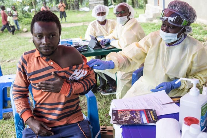 أوغاندا تستفيد من أول تجربة لقاح ضد "إيبولا" أوغاندا تستفيد من أول تجربة لقاح ضد "إيبولا"