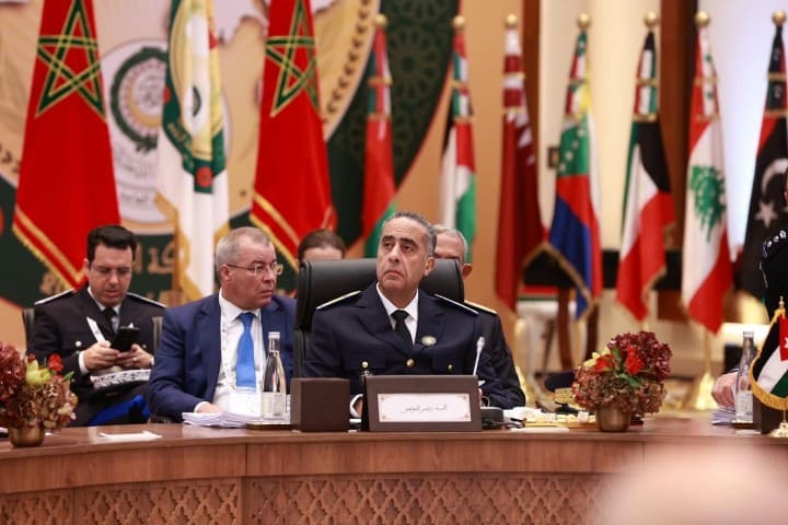 توشيح عبد اللطيف حموشي بوسام الأمير نايف للأمن العربي من الدرجة الأولى توشيح عبد اللطيف حموشي بوسام الأمير نايف للأمن العربي من الدرجة الأولى