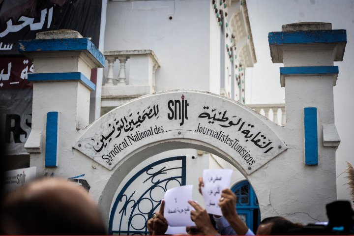 "بالقانون" و"من القانون".. دليل لحماية الصحافيات في تونس "بالقانون" و"من القانون".. دليل لحماية الصحافيات في تونس