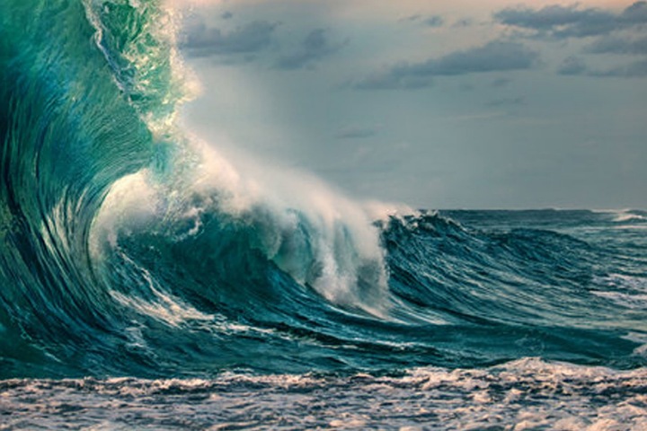 تحذير من أمواج عاتية بالمضيق والسواحل الأطلسية ابتداء من الإثنين تحذير من أمواج عاتية بالمضيق والسواحل الأطلسية ابتداء من الإثنين