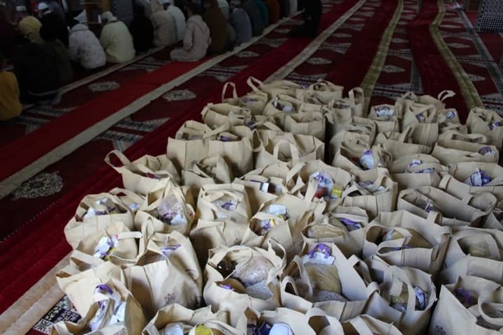 الحسيمة: مؤسسة محمد السادس للنهوض بالأعمال الاجتماعية للقيمين الدينيين تشرف على توزيع "قفة رمضان"