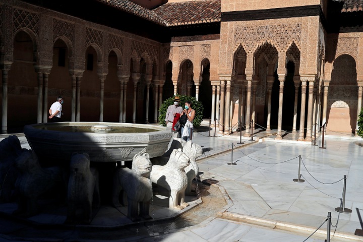 حزب "فوكس" يدعو لإلغاء تعليم اللغة العربية والثقافة المغربية بمدارس مدريد حزب "فوكس" يدعو لإلغاء تعليم اللغة العربية والثقافة المغربية بمدارس مدريد