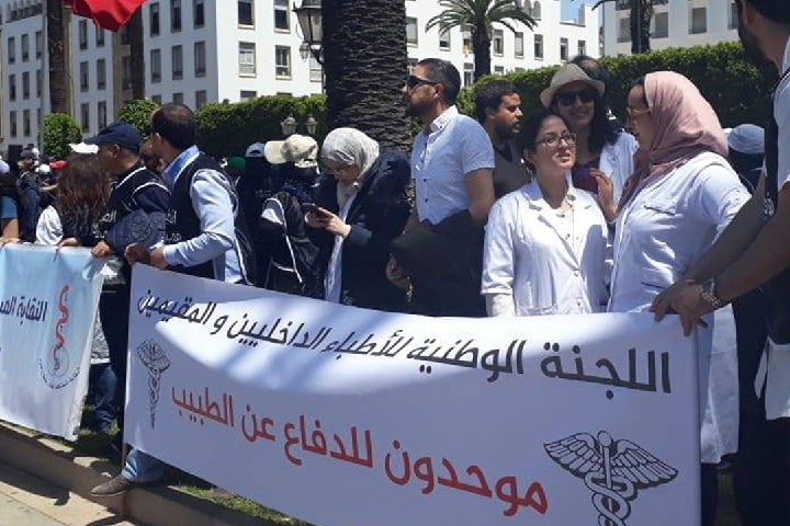 اتفاق مبدئي بين الأطباء الداخليين والمقيمين ووزارة الصحة ينهي الأزمة