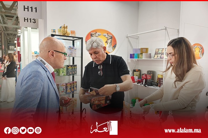 أتاي مهاجر”.. سفير الشاي المغربي يواصل تألقه في "معرض ميلانو" ويعتلي عرش الضيافة الأصيلة