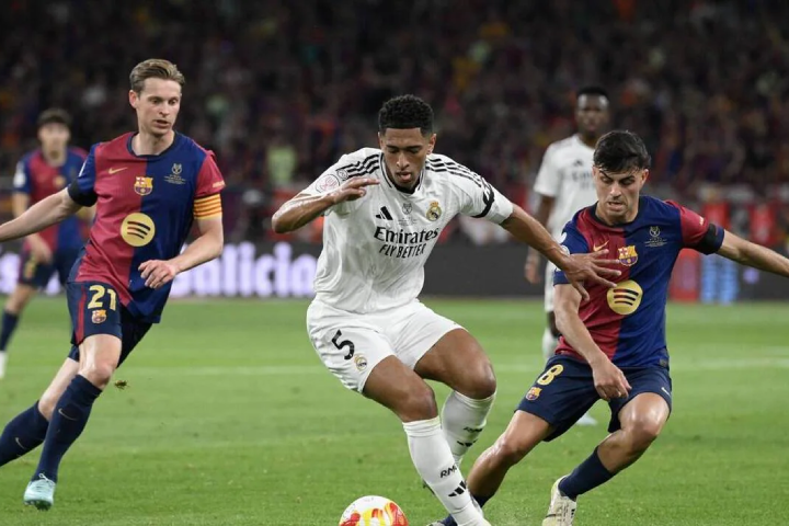 مدرب برشلونة يحث لاعبيه على فرض هيمنتهم أمام الريال في الكلاسيكو