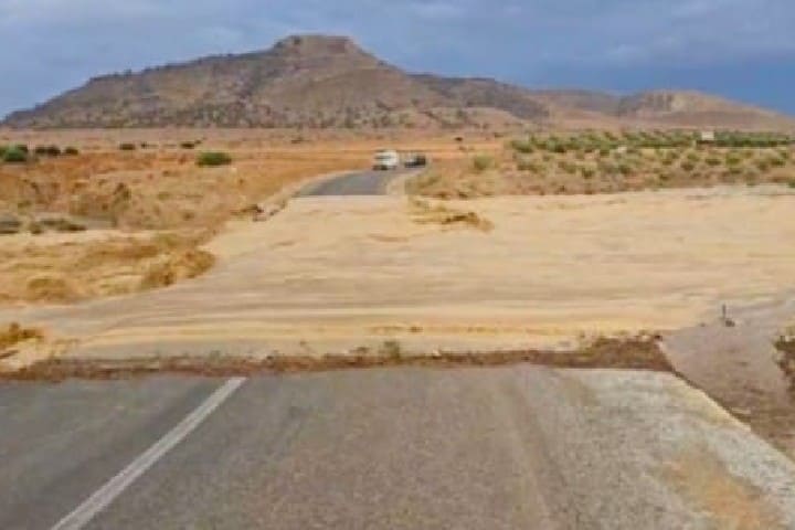 فيضانات وانقطاع طريق صاكة بإقليم الدريوش يستنفران السلطات