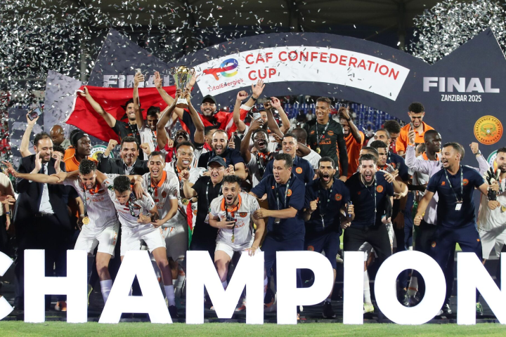 الملك يهنئ أعضاء نهضة بركان بمناسبة التتويج بكأس الكونفدرالية الإفريقية