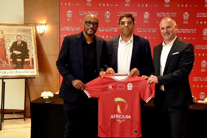 الحسنية توقع رسميا عقودها مع المدرب الرئيسي والمدير الرياضي للحسنية