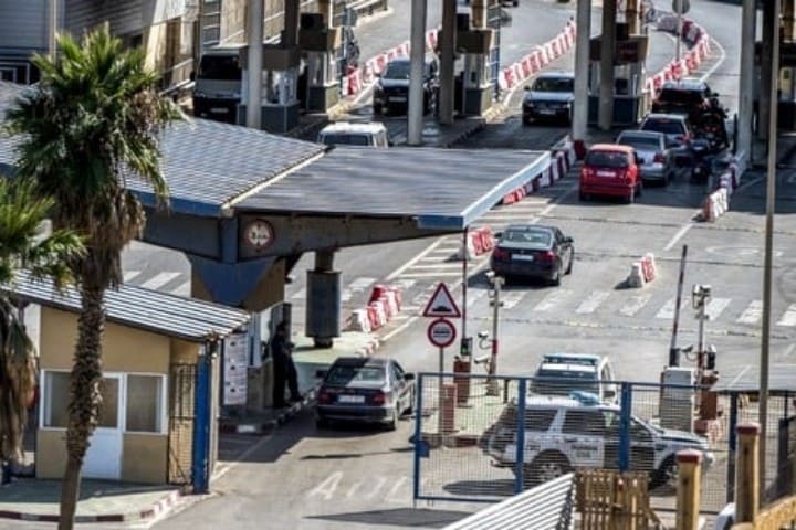 باب سبتة.. إحباط محاولة تهريب 79 كيلوغراماً من الحشيش بحوزة فرنسي من أصل جزائري