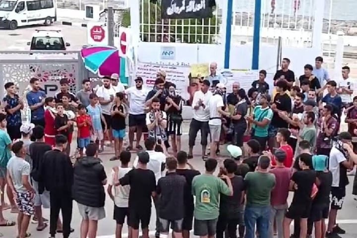 باخرة “أرماس” تعود إلى ميناء الحسيمة وسط غضب واحتجاجات بسبب اختفاء شاب في عرض البحر