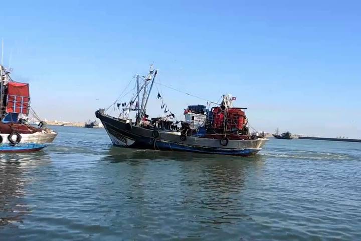 حادثة اختفاء مركب الصيد "إيكلانتين" تثير جدلاً واسعاً بعد ظهوره في إسبانيا ومنح طاقمه حق اللجوء