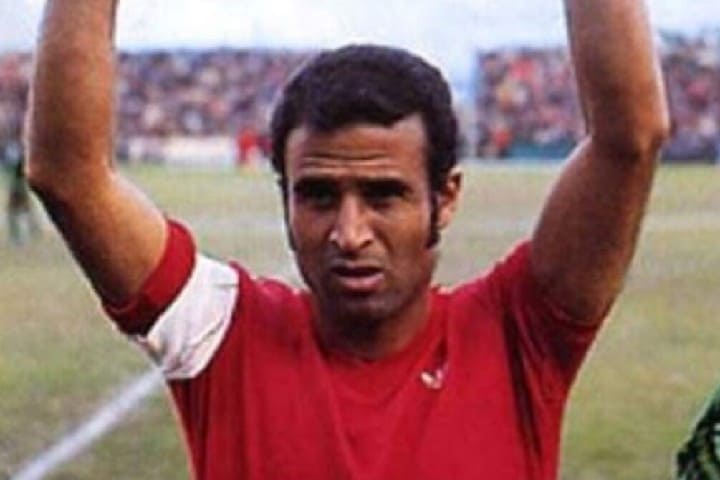 المغاربة يودعون أسطورة الكرة "أحمد فرس" إلى مثواه الأخير