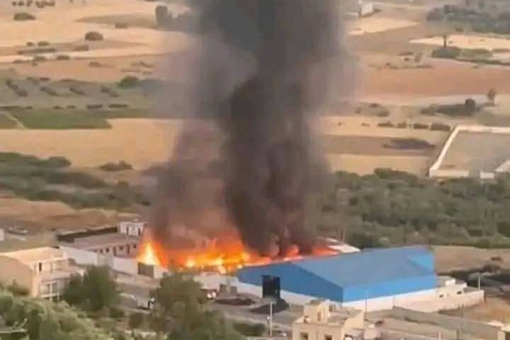 احتراق مستودع "الكيف المقنّن" بغفساي يثير الجدل ويكشف هشاشة منظومة التقنين احتراق مستودع "الكيف المقنّن" بغفساي يثير الجدل ويكشف هشاشة منظومة التقنين