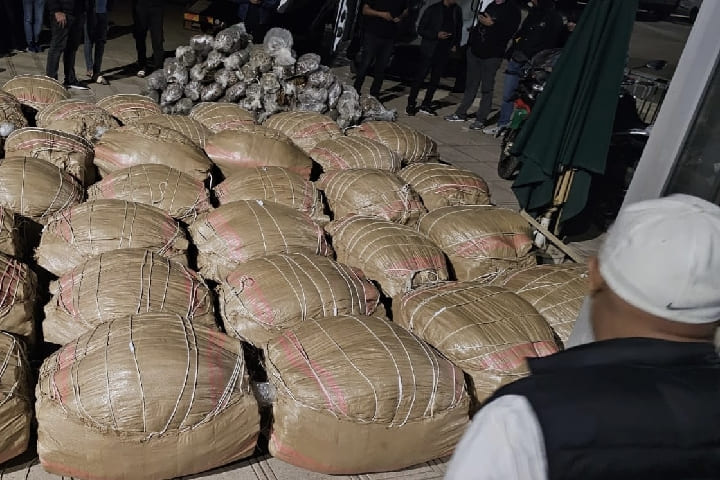 توقيف شخصين وحجز كميات من مخدر الشيرا توقيف شخصين وحجز كميات من مخدر الشيرا