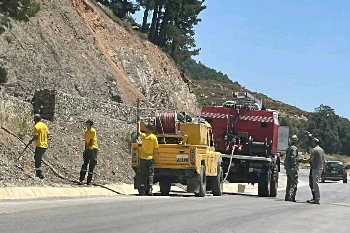 عاجل | اندلاع حريق بغابة قرب مركز باب برد عاجل | اندلاع حريق بغابة قرب مركز باب برد