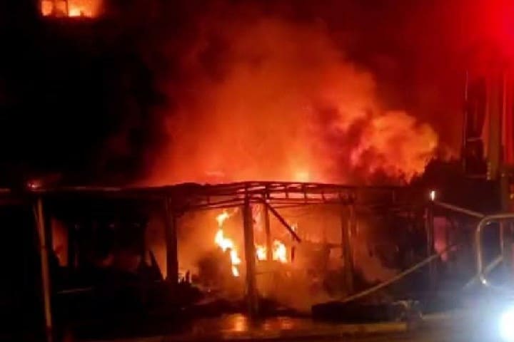 حريق مهول يأتي على محلات تجارية وسط إمزورن وخسائر مادية جسيمة حريق مهول يأتي على محلات تجارية وسط إمزورن وخسائر مادية جسيمة