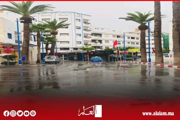 طقس استثنائي يعصف بإقليم الحسيمة ويتسبب في اضطرابات بحرية ومناخية