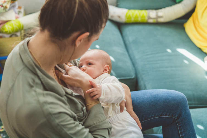 الصحة العالمية تحث على إدماج الرضاعة الطبيعية وحظر بدائل حليب الأم