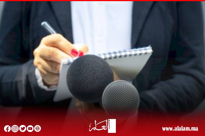 الفرق بين صحافي بالبطاقة وإعلامي بلا بطاقة..