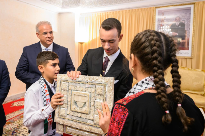 مولاي الحسن يستقبل الأطفال المقدسيين المشاركين في المخيم الصيفي لوكالة بيت مال القدس الشريف
