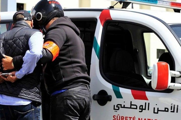 ضابط شرطة بمكناس يسقط في قبضة العدالة بتهمة الابتزاز والرشوة ضابط شرطة بمكناس يسقط في قبضة العدالة بتهمة الابتزاز والرشوة