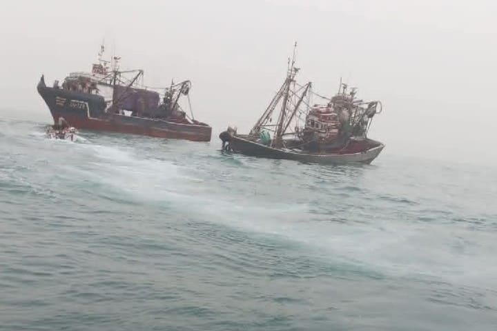 غرق مركب الصيد "أبو الهناء" بسواحل الداخلة وإنقاذ كامل طاقمه