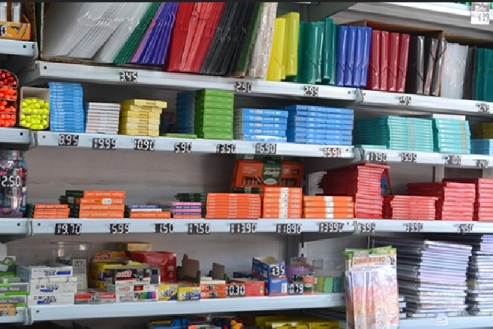 معاناة أسر التلاميذ مع ندرة بعض المقررات الدراسية
