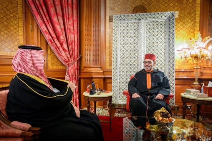 الملك محمد السادس يستقبل مبعوث العاهل السعودي وولي عهده بالدار البيضاء