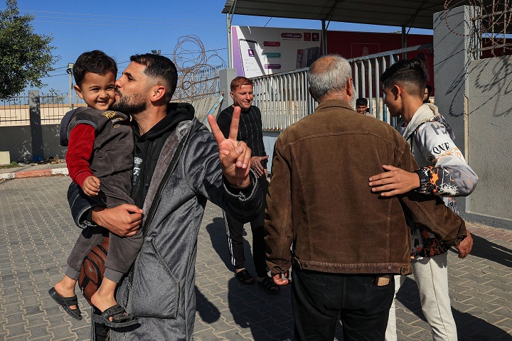 الإفراج عن 96 معتقلا فلسطينيا في إطار المرحلة الأولى من اتفاق وقف إطلاق النار