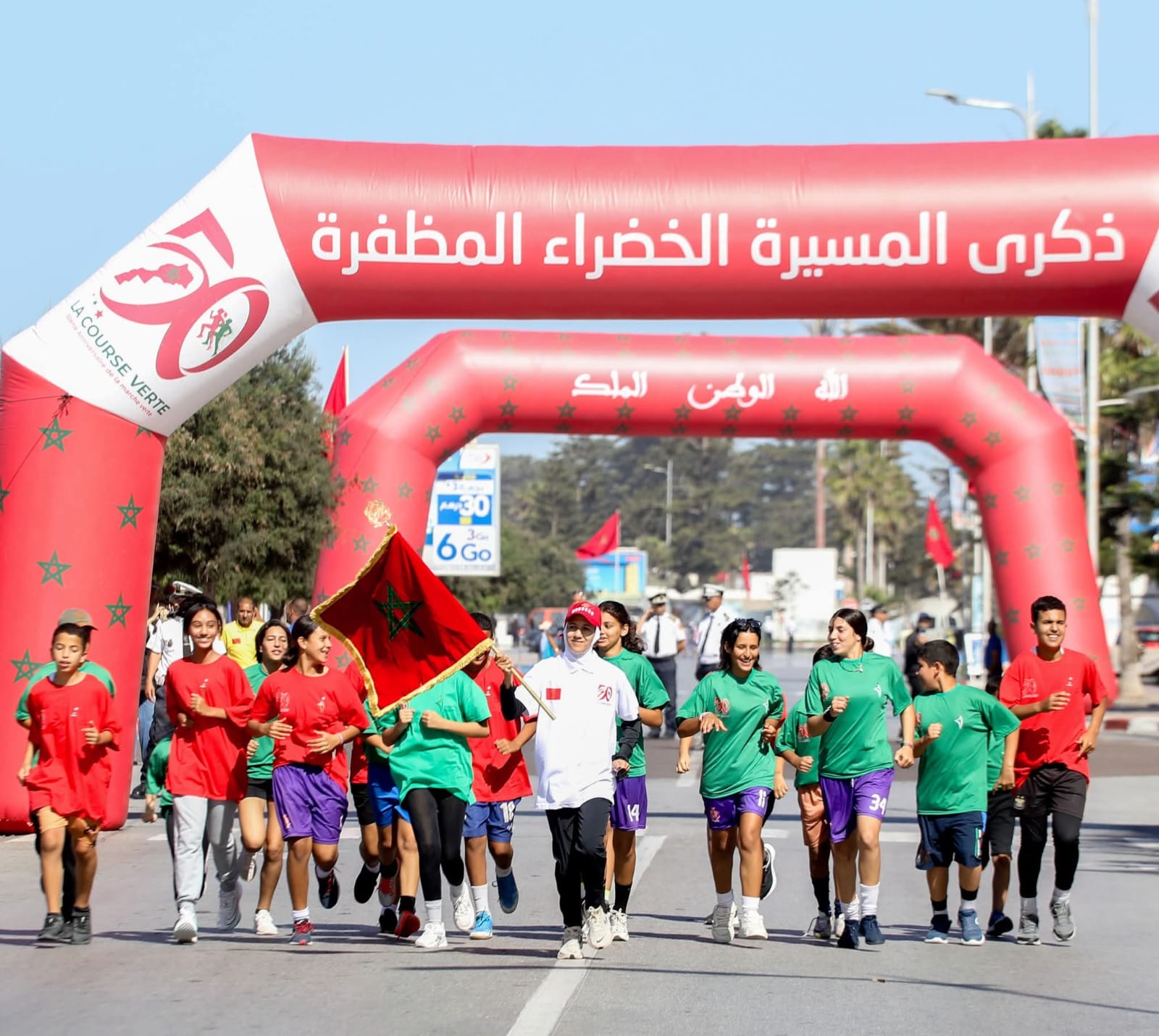 عامل إقليم الصويرة يسلم بنحسي العلم الوطني في "سباق التناوب الرمزي المسيرة الخضراء"