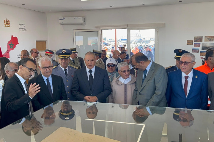 بركة يطلع بالعيون على تقدم إنجاز عدد من مشاريع الطرق والماء