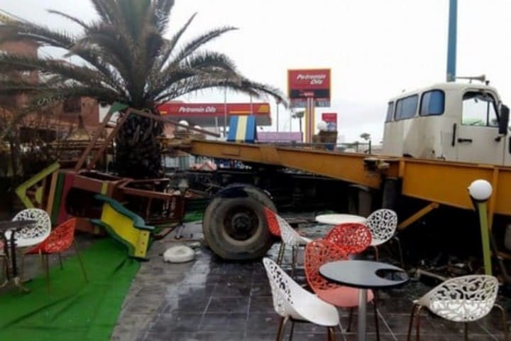 عطب في الفرامل يتسبب في انحراف شاحنة واقتحامها لمقهى بالبرنوصي مخلفة خسائر جسيمة