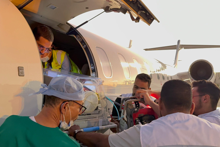 وزارة الصحة تؤمن نقلا جويا استعجاليا لرضيع من العيون إلى الرباط
