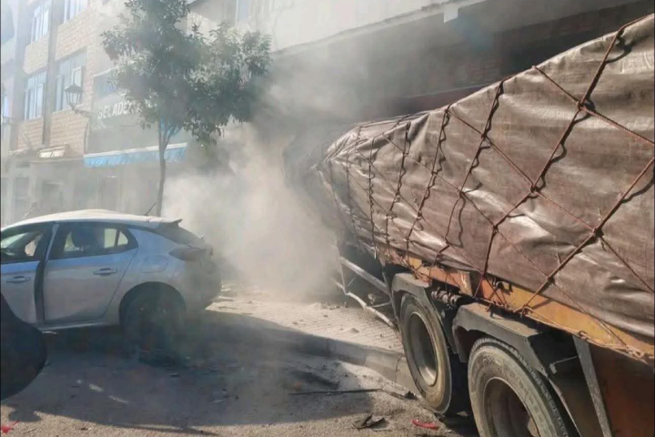 حادث سير مميت بالفنيدق جراء اصطدام شاحنة ببنايتين