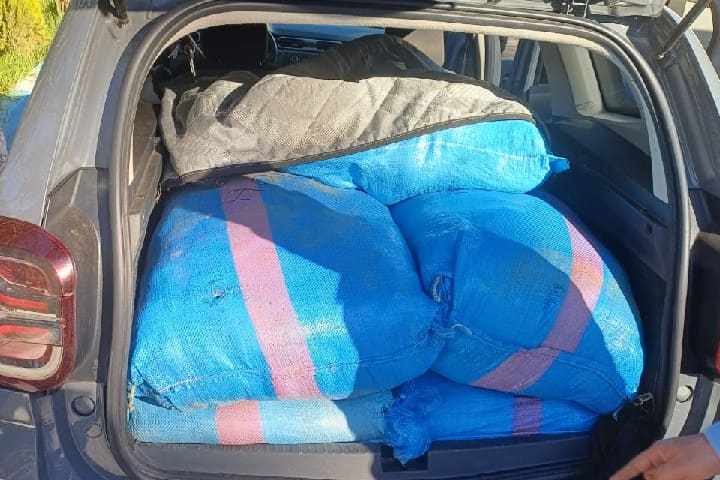 مطاردة هوليودية تنتهي بحجز سيارة محمّلة بنصف طن من المخدرات بسيدي علال التازي