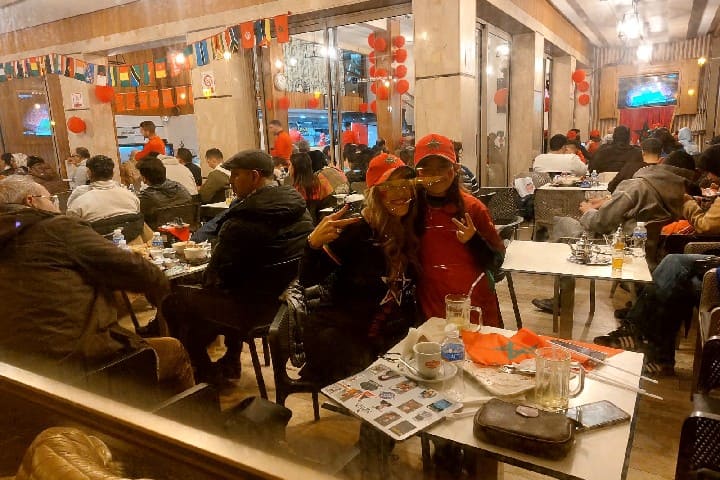 مقاهي الرباط تعوض مدرجات مركب الأمير مولاي عبد الله في ليلة كروية انتهت بتعادل ضد مالي