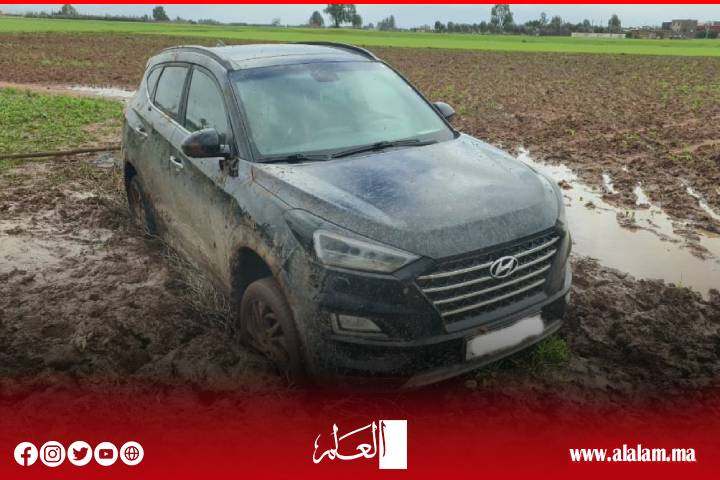 هكذا تخلى تاجر مخدرات عن سيارته التي علقت في الوحل بعد مباغتته من قبل الدرك