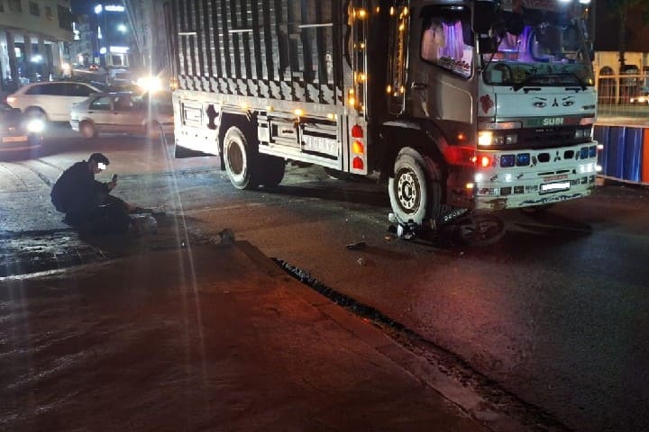 الجديدة نجاة سائق دراجة نارية  بعدما دهست شاحنة دراجته