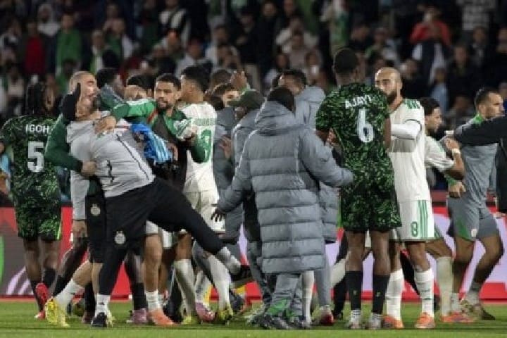 الكاف يفتح تحقيقا بعد أحداث مراكش وشبح العقوبات الثقيلة يقض مضجع الجزائر