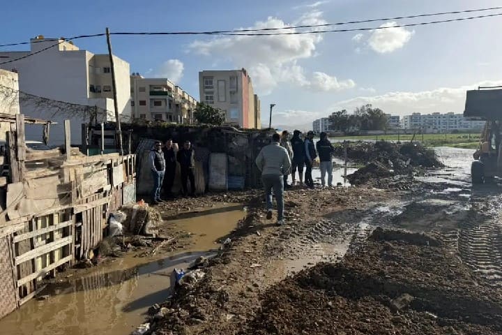 سلطات مرتيل تتدخل لفك العزلة عن المناطق المتضررة بالسيول